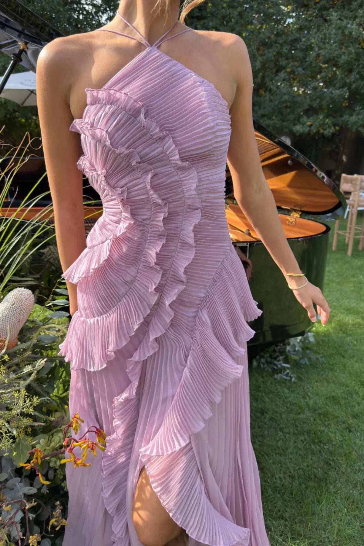 Maxi εξώπλατο φορεμα Halter με βολάν και σκίσιμο