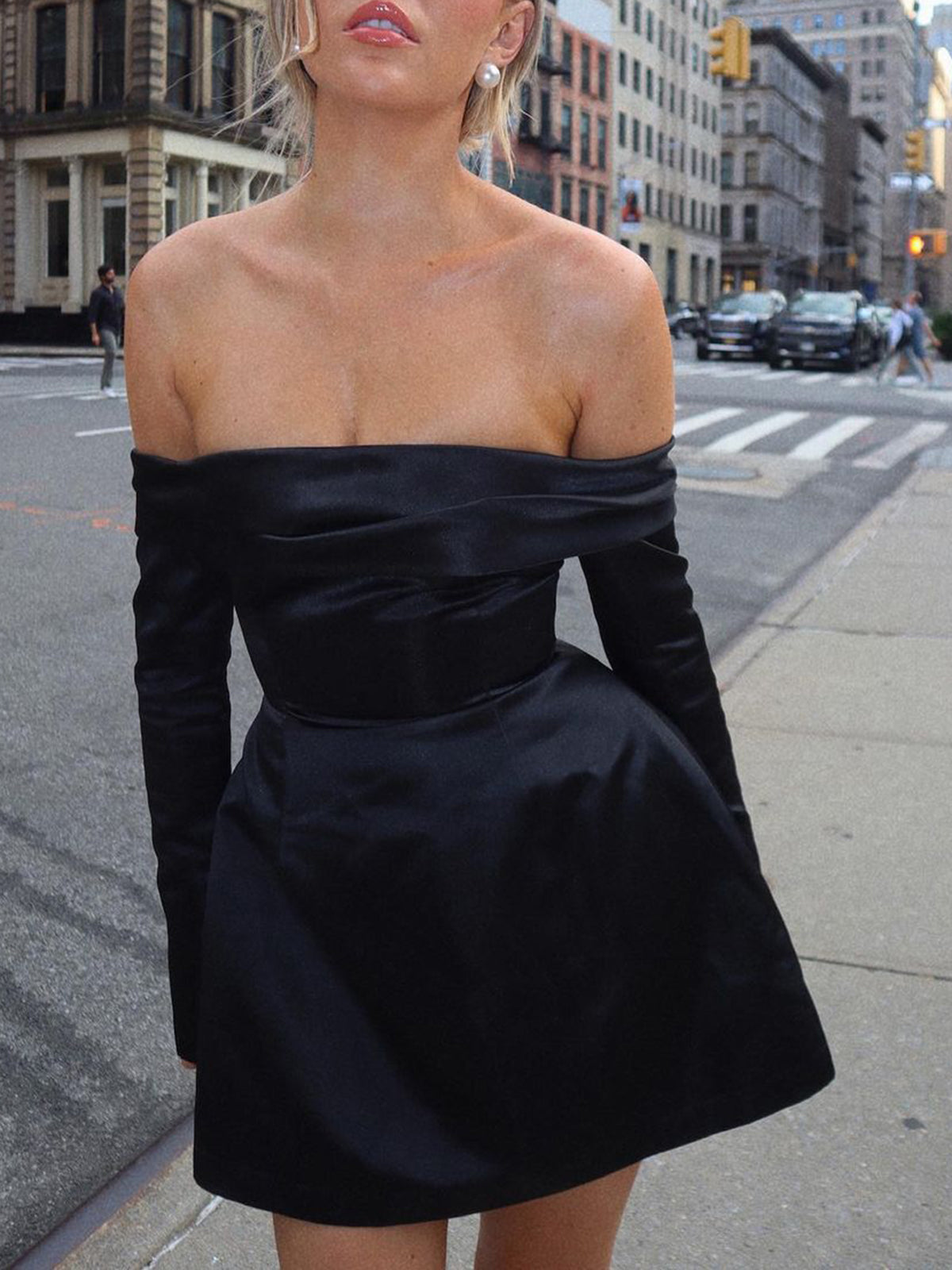Γυναικείο μίνι φόρεμα Off-shoulder με μακριά μανίκια και city-chic στυλ